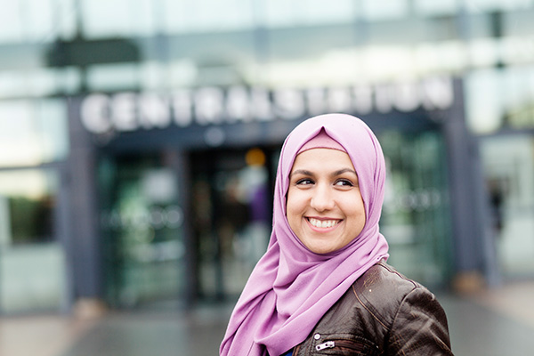 Ung kvinna framför centralstationen i Malmö
